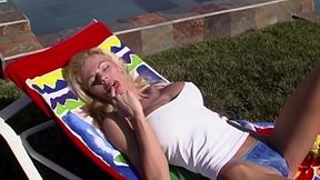 Hei&szlig;e Blondine reibt sich am Pool