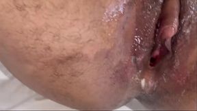 A SUSPRESA DO BOY AO DESCOBRIR QUE O MACHO TEM UMA BUCETA