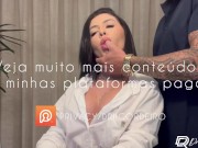 Secretária safada faz boquete em patrão casado e transa na mesa do escritório