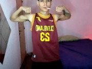 bailando y haciendo poses en la cama