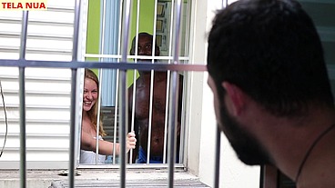 Dando uma cantada na Esposa do vizinho ELA gostou até chamou o marido acho que alguém vai levar chifre!