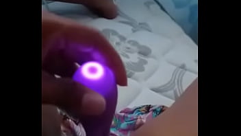 Safada testando brinquedo novo