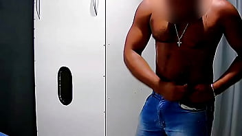 PARTE 1: MOTORISTA DE APP H&Eacute_TERO CASADO DO CORPO LINDO VEIO CONHECER O GLORYHOLE... POR&Eacute_M CONSEGUI MAIS DO QUE UMA MAMADA PELO GH!!!