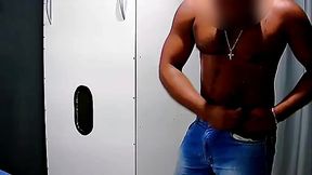 PARTE 1: MOTORISTA DE APP H&Eacute_TERO CASADO DO CORPO LINDO VEIO CONHECER O GLORYHOLE... POR&Eacute_M CONSEGUI MAIS DO QUE UMA MAMADA PELO GH!!!