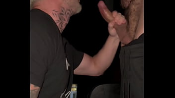 FUI NO CINEMA COM UM AMIGO E COMI O PUTO ALI MESMO, DEPOIS GOZAMOS NO BANHEIRO. - PARTE I