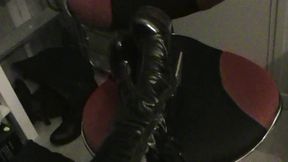 branlette sur mes cuissardes vernies...une petite video ou je te montre mes ...