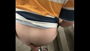 PUTINHA DO PREDIO QUERIA SER FODIDA NA ESCADA. TRATEI ELA COMO MERECE. - PARTE I