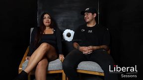 CHICA TATUADA DE GRANDES TETAS ES COGIDA EN GLORY HOLE FRENTE A SU CORNUDO