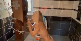 il me pisse dessus avant de ma baiser