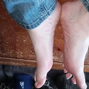 Will you come suck and lick my sweaty toes