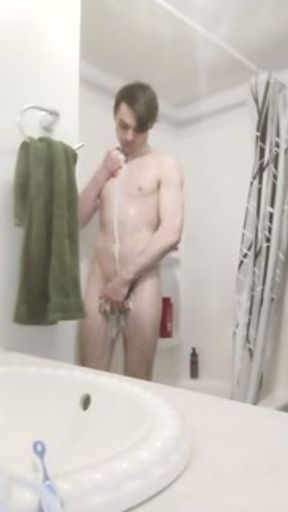 Twink spreads his cheeks after showering and wants you💋
