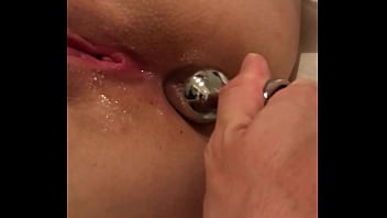 Esposa vagabunda brincando com plug anal e corno olhando. Completo no RED.