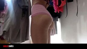 morena gostosa dona de uma bunda grande arrumando a casa