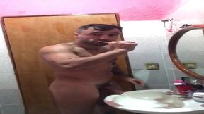lutador de mma allan guerra gomes todo tatuado em um dia aleatorio escovando os dentes peladao e curtindo uma musica no banheiro da casa do meu amor