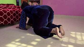 Arab Muslim Big Ass Like Fat Pig saudi Hot Stepmom Stuck Under Bed زوجة الأب المسلمة المثيرة تريد ممارسة الجنس