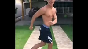 Garoto dan&ccedil_ando funk