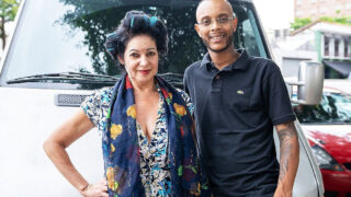 Зрелая красотка с большой грудью получает жёсткую анальную долбёжку от чернокожего мужчины.