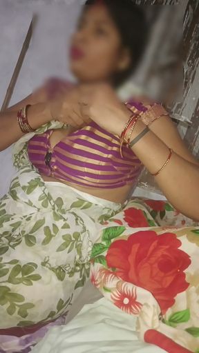 Water came out of the maid's land, the owner sucked the land, sucked it, and did a Hindi audio.