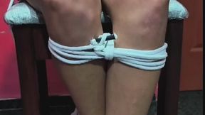 Estudiante uniformada en bondage