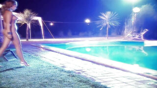 Fissespisning ved poolen med fantastiske brunetter Laura Angel og modellen Nikki Anderson