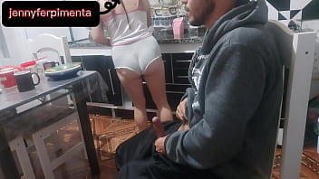 me deparei com empregada de roupa fogosa! me arrisquei na punheta, ela n&atilde_o sabia que eu chegaria cedo.