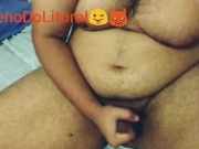 Gordinho batendo uma bem gostosa, com bela gozada no final!