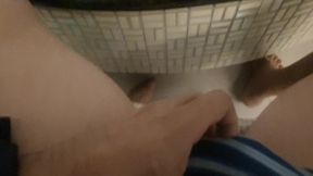 deixando o desconhecido no churrasco gozar na minha buceta na frente do corno