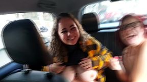putaria dentro do carro com duas loucas se pegando e todo mundo vendo - two crazy women having sex in the car with everyone watching