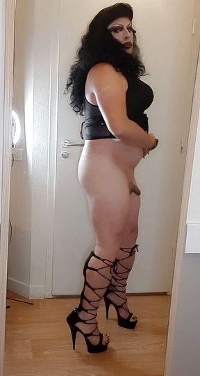 Gothic sexy milf cd cum on the mirror