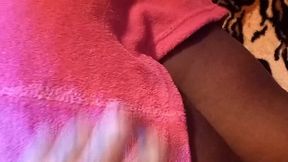 dr pussy2 - ele come a meia irma ebony gostosa depois do banho e mete o pau enorme todo na sua buceta quente e humida enquanto ela fala com o namorado por mensagens no facebook