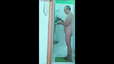 Oma in der Dusche bis zum Einseifen