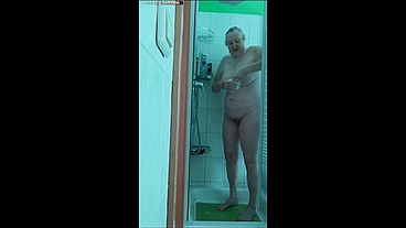 Oma in der Dusche bis zum Einseifen