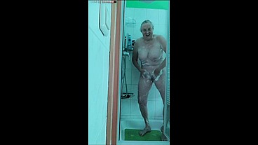 Oma in der Dusche bis zum Einseifen