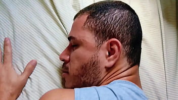 Passivo chorou e sofreu na rola do vizinho ate ficar arrombado, gemendo de prazer essa putinha.
