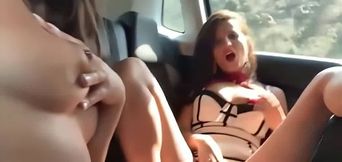 ava et jeweln dans la voiture