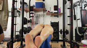 Caliente masaje digitaci�n con follada en el banco del gimnasio corrida en mi boca
