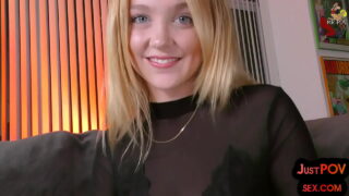 Video POV cu o curvă amatoră care își ia pula din fund în gură