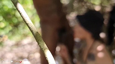 Pegacão nos mangues com Sabrina Prezotte, trans gostosa, chama seu amigo para fuder na praia com outros caras.