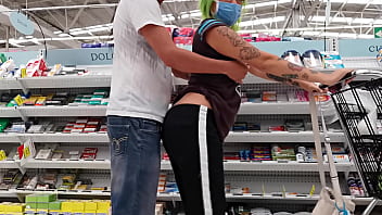 Esto sucede cuando encuentras a una MILF en el supermercado!, NO TRAIA PANTIES!