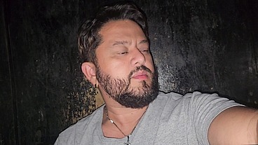O motorista nunca fez sexo com homem, entrou no quarto do estoque trepou com dois machos putões.