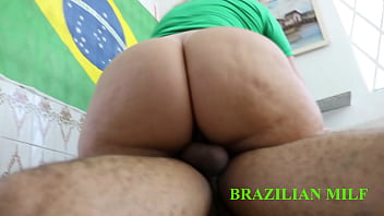 no intervalo do jogo fui na cozinha foder a coroa rabuda brasileira