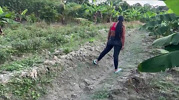 SORPRENDO UNA CAMPESINA EN EL CAMPO Y LE METO LA VERGA DIRECTO AL COÑO HASTA INUNDARLA DE SEMEN