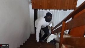 DELINCUENTE ENTRA A ROBAR A MI CASA Y ME TERMINO SOMETIENDO SEXUALMENTE , RESULTO SER MI PRIMER BBC Y ME DESTROZO TODA