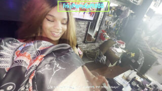 男がガールフレンドに汚いアナルクリームパイを注入する