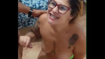 O Dono do carrinho de churrasco est&aacute_ me tratando Bem s&oacute_ pra comer minha mulher