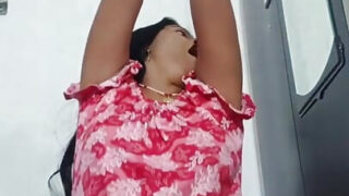 घर पर बनाया गया पहला गुदा मैथुन: लंबे लिंग वाला देसी भाई 18 साल की सुडौल भारतीय माँ की गांड मारता है