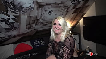 Sexy chubby blonde in her 1st home creampie gangbang