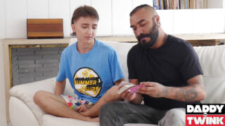 Vadias gays taradas fazem boquetes antes de serem fodidas no cu