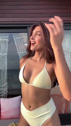 Indian celebrity gets a surprise blowjob from her personal assistant