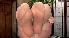 My Pantyhose Feet Want All of Your Cum - 720p